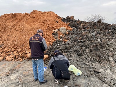 大甲區甲民段及新興段遭棄置營建混合物照片