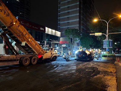 建設局夜間燙平工程接續進場不停熄