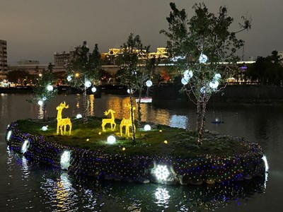 台中夜美麗!湧泉公園佈燈-星泉湖麋鹿小島