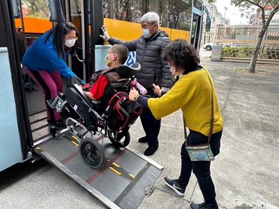 特教助理員協助特教生搭乘校車