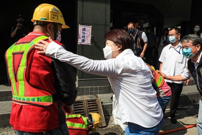 體恤環保局清潔人員辛勞  盧市長宣布調高清潔獎金及駕駛安全獎金