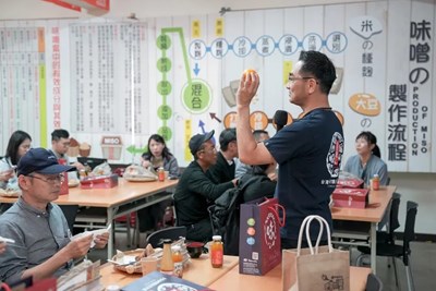 台灣味噌釀造文化館許立昇總經理推廣味噌知識（圖片來源：財團法人中衛發展中心）