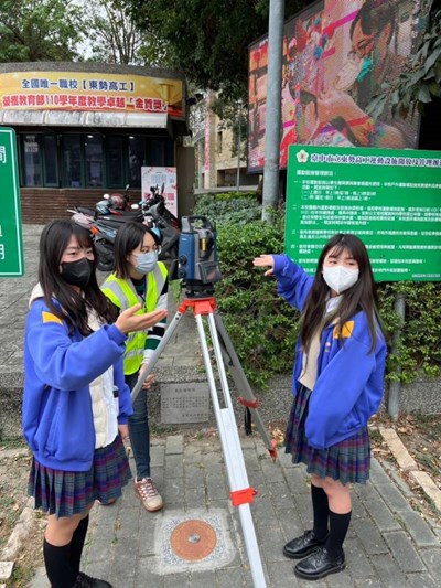 東勢高工建築科學生觀摩美化圖根點於測量的實務應用