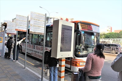 台中市政府交通局在一中商圈建置T-bar智慧型站牌，32吋大螢幕有如大型平板電腦，能與行進中公車連線，即時回傳公車到站時間，方便搭公車民眾掌握上車時間。