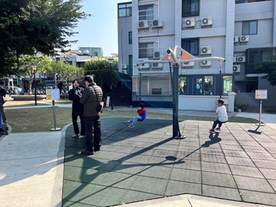 大里金城社區公園三人旋轉設備遊具