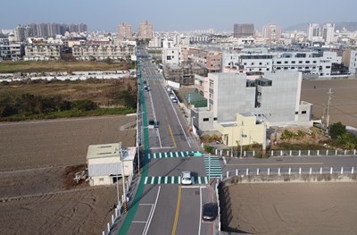 清水區忠孝路增設「綠色斑馬線」，改善道路行車秩序及空間