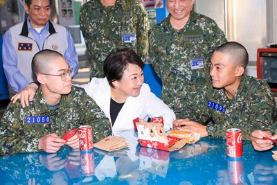 盧市長特別入席逐桌發送小紅包，與役男們開心聊天、話家常_0