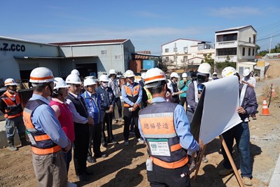 建設局陳大田局長視察神岡圳前路開闢工程聽取簡報