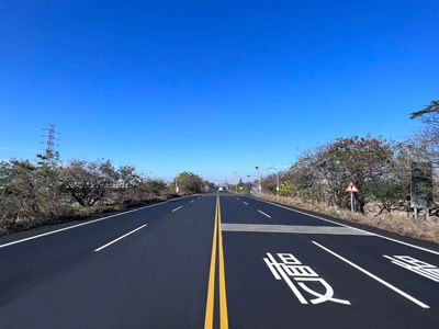 為道路高強度使用，這次道路鋪設採用粒徑19mm的密級配粒料，增加路面抗磨性