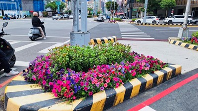 台中都市景觀過年氣氛越趨濃厚，除邀請大家在過年期間來台中過年購物走春