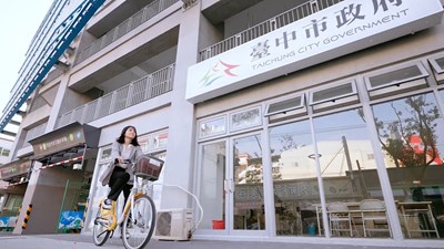 台中市YouBike 2.0騎乘人數直線上升，去年創下租借最多的160萬人次記錄，綠色運具減碳效果，換算相當於1.74座中央公園減碳量。