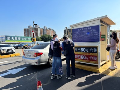 交通局於春節期間前往商圈周邊稽查民營停車場收費狀況