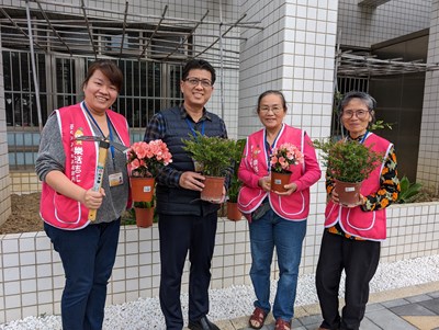 中市太平地政事務所召募具有園藝專長的志工夥伴利用閒置花台進行園藝改造