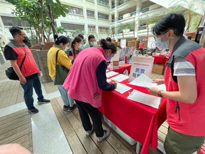 求職民眾報到參加現場面試