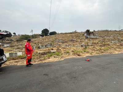 消防局派遣無人機到各主要墓地進行空拍巡邏警戒，隨時監控並取締引火焚燒雜草