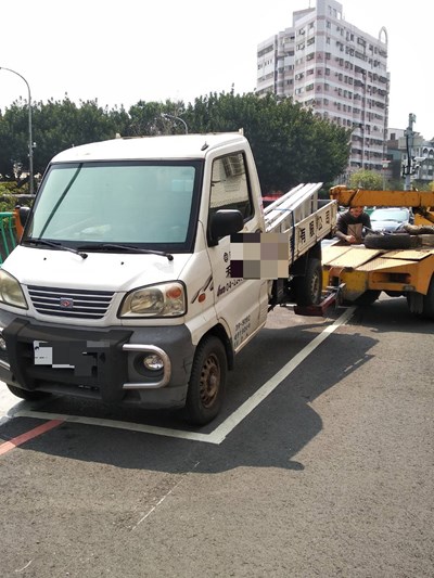 交通局針對積欠台中市停管處停車費的車子停在公有車格內，以違反「台中市公有停車場管理自治條例」第5條第1項第5款規定進行拖吊