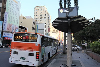 黃色笑臉鈴鐺帶來暖心日常，按下服務鈴視同招手攔車，大眾運輸舒適又安全