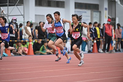 小選手們齊聚田徑場切磋競技_0_0