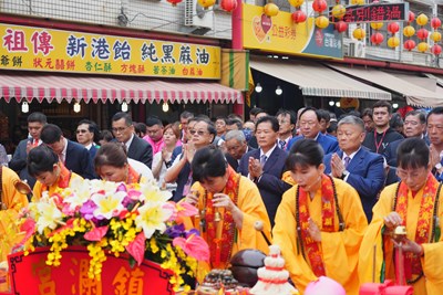 大甲媽祝壽大典上萬人齊聚新港奉天宮 民政局長祈願國泰民安