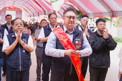 鄭副市長擔任主祭官，帶領陪祭官及所有考生，向文昌帝君行三獻禮祝禱