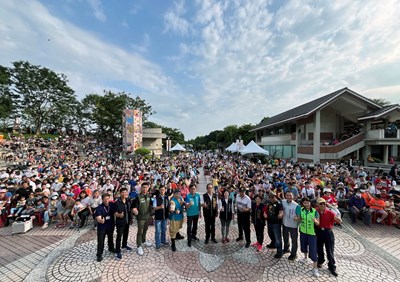 Hot陣頭活動現場人潮踴躍，圖為與會來賓合影