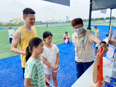 動保處攤位透過趣味遊戲帶大家學習動物保護知識