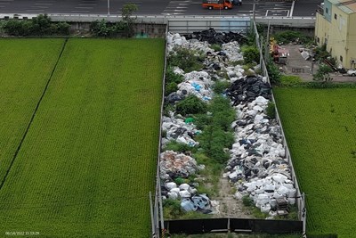 龍井區案發地點現場空拍查獲非法堆置廢塑膠混合物等廢棄物