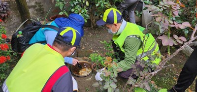 市府防疫團隊執行登革熱病媒蚊密度調查資料照片_0