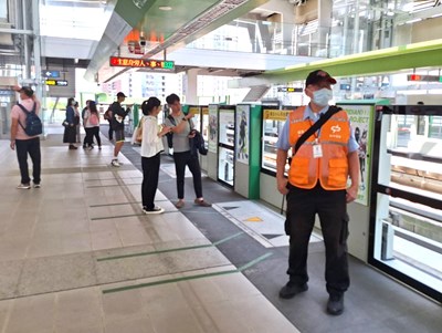 中捷保全在車站機動巡檢。