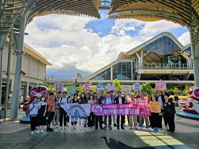 參訪團隊抵達花蓮火車站