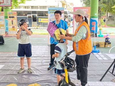 暑假即將到來，中市道安團隊前往校園辦理交通安全宣導