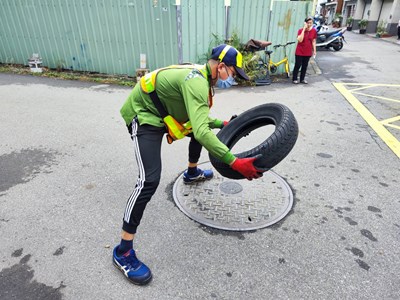 清潔隊員清除廢輪胎積水