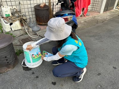 為防治蟲媒類傳染病，市府防疫人員持續衛教民眾落實居家環境容器減量及孳生源清除