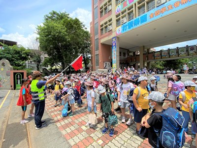 台中市大里區大元國小老師陳建宏分享高效率放學撇步，第一要素就是分流低、中、高年_0