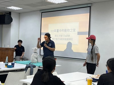 中市動保處「飼主犬隻行為訓練暨犬隻行為教育推廣課程」本(21)日開課。