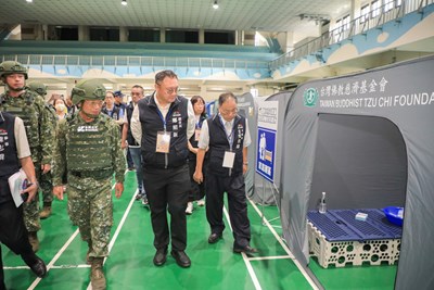 鄭副市長視察社會局開設的「戰時災民收容救濟站」演練