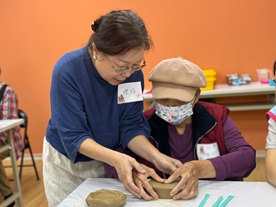 達人傅櫻梅老師參與社福活動  與失智家庭分享捏陶樂趣_0