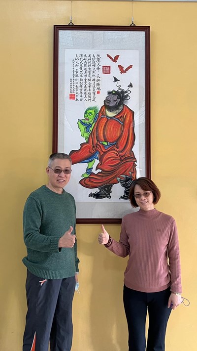 謝嘉益，王美容夫妻兩人將各自的字畫結合成作品展現合作無間的默契