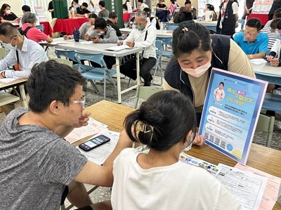 與求職青年進行本市青年求職安心保險計畫說明