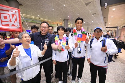 副市長鄭照新代表市長盧秀燕親赴桃園機場接機