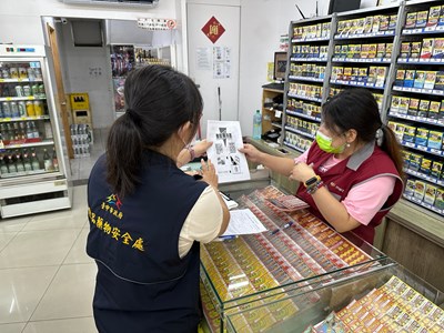 食安處至雜貨店進行宣導_0