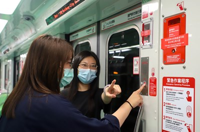 當列車發生緊急狀況，旅客按壓緊急對講機可與行控人員通話。