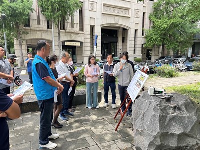 01建設局推動夏綠地公園樹木換植計畫有成，進場移植黑板樹前召開地方現場說明會