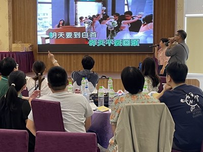 市府推出「一日歌手」主題式單身聯誼活動，讓參加者大展歌喉，合唱幸福旋律