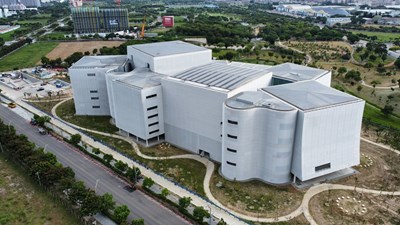 08-建築物包括8個大小不一的建築盒子，採用造型金屬擴張網帷幕設計手法，可於白天增加