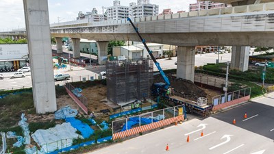 02-「綠空廊道(潭子區74號橋下)串聯自行車跨橋工程」目前正在進行橋體結構吊裝作業_0