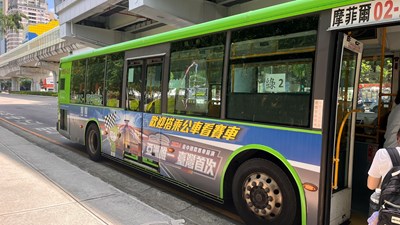 市府於文心路及台灣大道兩大主要幹道規劃近20輛彩繪公車，鼓勵民眾搭乘大眾運輸前往會場