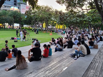 01-嚴懲市民廣場違規設攤！中市第二波強制執行當場查封義務人商品！