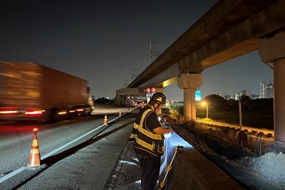 02-因工程穿越高速公路，為避免影響車流，於夜間交維封閉，施作管冪工法監測設備，確_0