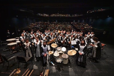 台中律師公會律師們化身為音樂家演奏了多首經典曲目，贏得了現場觀眾的熱烈掌聲。